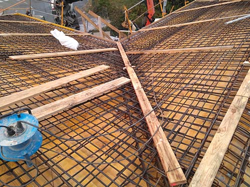 Construcción de tejado en casa